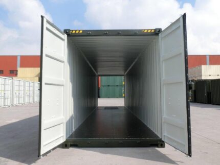 alt="Contentor double door de 40 pés com portas duplas na frente e atrás, ideal para armazenamento, transporte ou transformação modular, em aço Corten conforme normas ISO