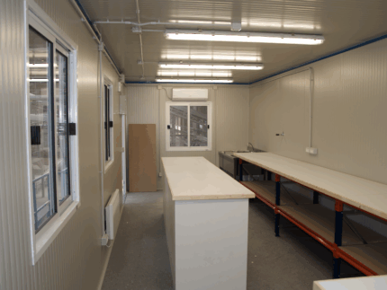 Interior de laboratório móvel com bancada técnica